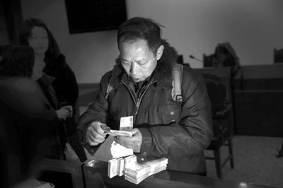 　昨日，從四川老家趕來的藍田忠，從房山法院執(zhí)行法官手里領到了自己的賠償款。他和15名工友在房山一煤礦