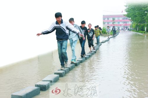 因“挪”修下水道錢學(xué)校被淹 學(xué)生渡“?！鄙蠈W(xué)