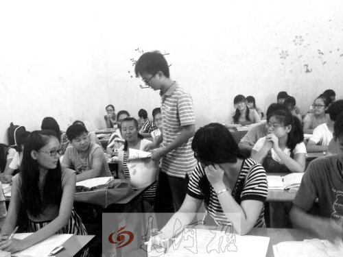 補(bǔ)習(xí)課上，馮昊怡不像老師，更像是學(xué)生們的同學(xué)。