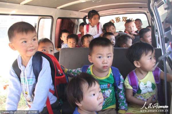  2013年9月3日，河南信陽，6座的面包車?yán)锩婢尤粷M滿當(dāng)當(dāng)擠滿了28個(gè)3、4歲的孩子