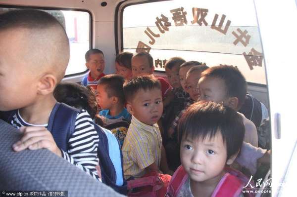  2013年9月3日，河南信陽，6座的面包車?yán)锩婢尤粷M滿當(dāng)當(dāng)擠滿了28個(gè)3、4歲的孩子