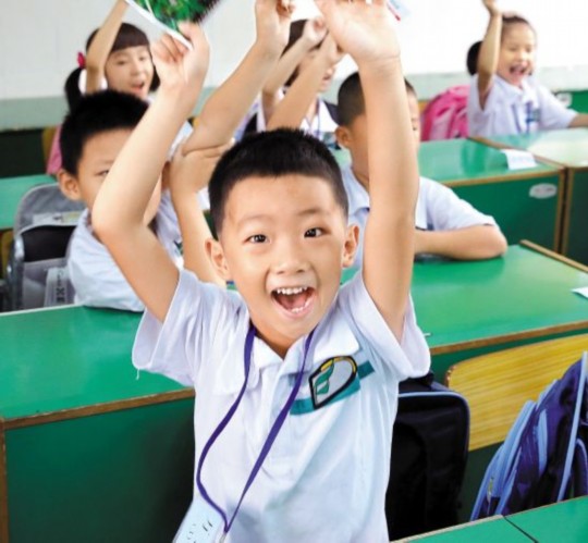 　　新學(xué)期在“減負(fù)新規(guī)”的爭(zhēng)議聲中開始了，廣州很多學(xué)校還是照常布置作業(yè)。但也有學(xué)校支持“減負(fù)新規(guī)”，
