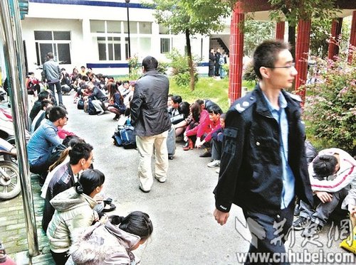 派出所院子里，擠滿了被解救的傳銷人員