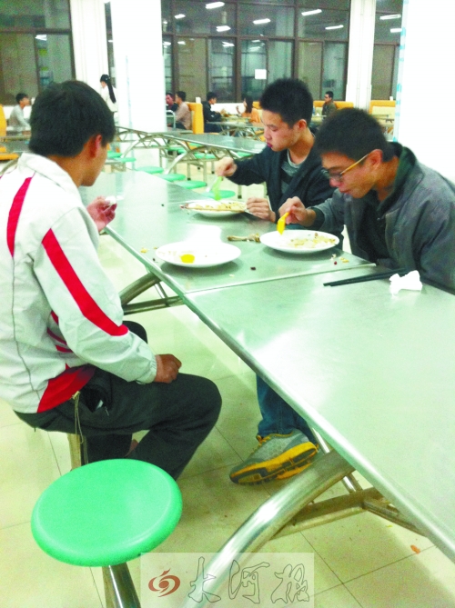 在鄭州一所高校食堂內(nèi)，大多數(shù)學(xué)生都是“光盤族”