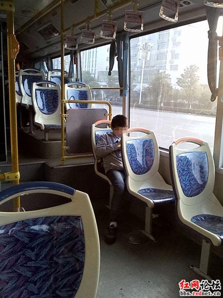 網(wǎng)友“左眼流淚”看見(jiàn)一位在公交車上寫作業(yè)的小男孩