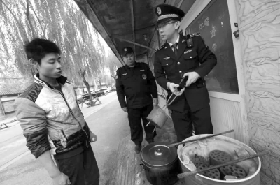 一餐館違規(guī)使用煤爐，被麥子店城管隊責令停止，并限期清除所屯的蜂窩煤