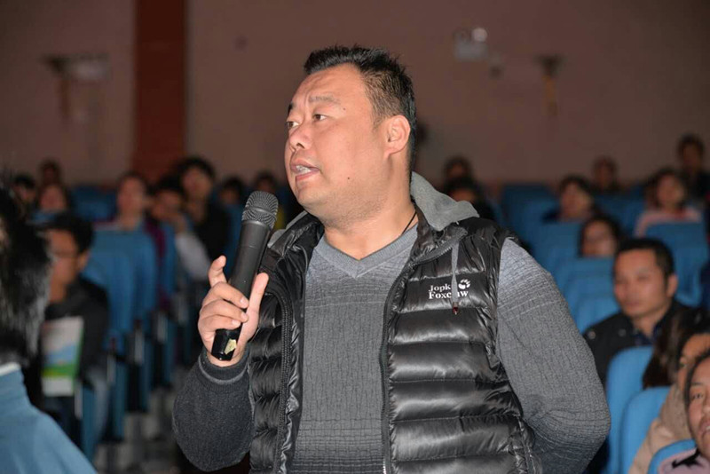 講座結(jié)束家長(zhǎng)朋友踴躍提問，請(qǐng)專家答疑解惑