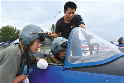 8月26日，來自吉林、湖北、山東的青少年航空學(xué)校的高中學(xué)生，進行了首次飛行體驗活動