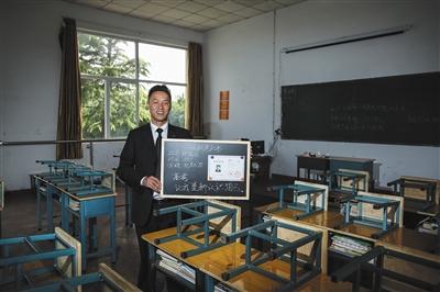 　張俊成，41歲，曾是北京大學的一名保安。1995年，通過成人高考，考上了北京大學法律系(?？?，被媒體稱為“北大保安高考第一人”，現(xiàn)為長治市一所中等職校的校長