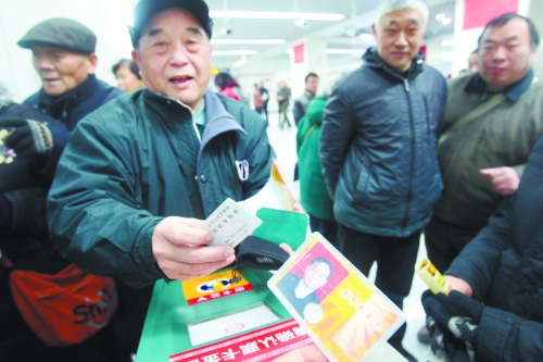 老人帶著多種證件想免費(fèi)乘車，工作人員稱沒接到通知拒絕。
