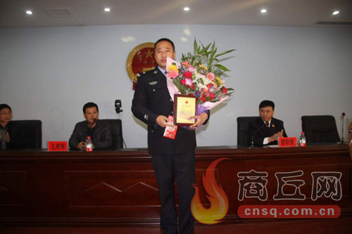 高兵雷是睢陽區(qū)檢察院一位檢察干警，在去鄭州捐獻(xiàn)造血干細(xì)胞時(shí)，他所在的單位為他組織了熱烈的歡送儀式