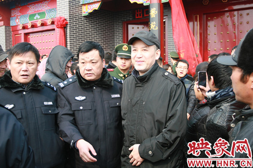 郭達(dá)現(xiàn)身馬街書會現(xiàn)場。