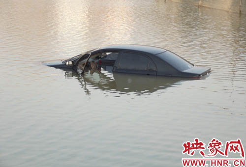 3月10日清晨，一輛黑色轎車掉入民權(quán)縣東沙河中