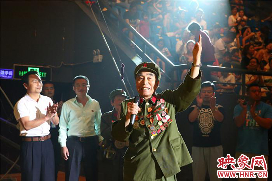 胡國全高唱《志愿軍戰(zhàn)歌》，朝鮮國立雜技團團長拍手致敬