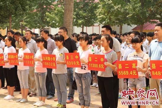 經(jīng)過(guò)一周的廣泛宣傳動(dòng)員，全縣教育系統(tǒng)共捐款174113元。