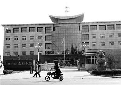 10月29日，河北滄州市獻縣國稅局。10月底，一些企業(yè)主被叫到國稅局談“交稅”問題。新京報記者 孟祥超 攝