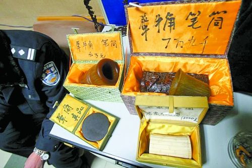 這些商品被暫扣，并根據(jù)鑒定情況對(duì)販賣者依法處罰。 記者 閆化莊 攝