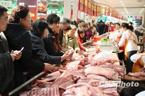 資料圖。1月份CPI等經(jīng)濟(jì)數(shù)據(jù)將于今天發(fā)布。多家機(jī)構(gòu)預(yù)計(jì)，受春節(jié)“錯(cuò)位”因素及豬肉價(jià)格回落影響，1月CPI同比漲幅在1.8%左右。從各機(jī)構(gòu)發(fā)布的報(bào)告來看，從2月開始，CPI或?qū)⑦M(jìn)入新一輪上行周期。
