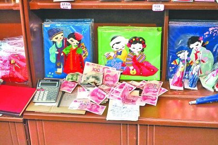 2012年6月21日，在朝鮮羅先特別市的一家商店里，柜臺上散落著一些人民幣。在朝鮮，人民幣比本國的貨幣更受歡迎。 CFP供圖