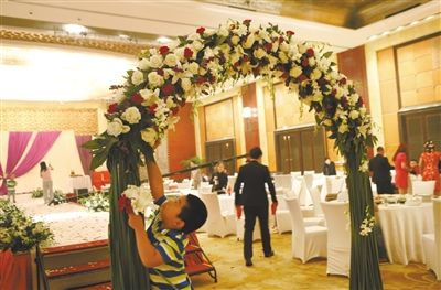 10月5日，北京萬達(dá)索菲特酒店，婚宴剛剛結(jié)束。新人介紹，一場婚宴花掉父母20萬元。新京報記者 尹亞飛