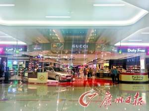 　迪拜機(jī)場的免稅店是不少人的血拼地。