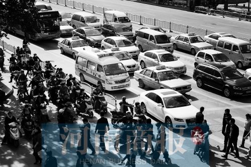 紫荊山路與商城路交叉口，見無(wú)車讓行，一輛救護(hù)車只好選擇右轉(zhuǎn)車道直行 記者 邱曉峰/攝