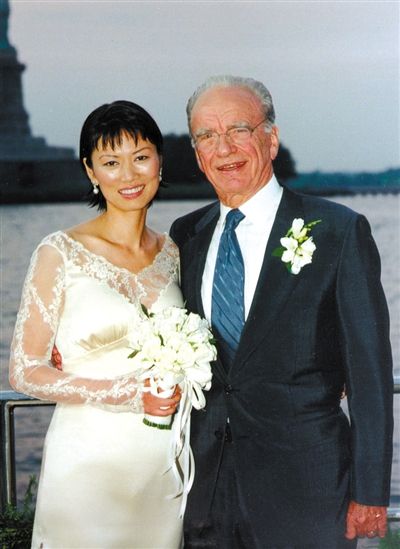 1999年6月，68歲的默多克與30歲的鄧文迪結(jié)婚。