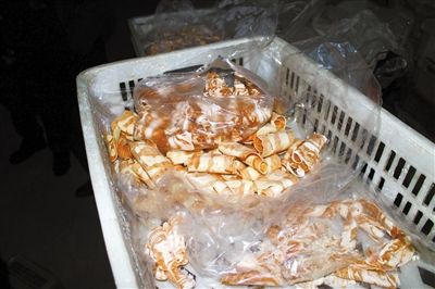 原料加工成“牛肉”產(chǎn)品批發(fā)價(jià)20多元一斤，加工成“羊肉卷”批發(fā)價(jià)為10元一斤。