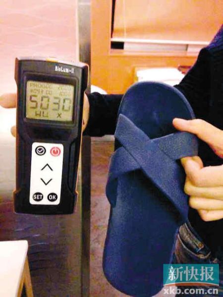 ■記者測試的嶺南佳園酒店膠拖鞋細(xì)菌總數(shù)高達(dá)5030RLUs。
