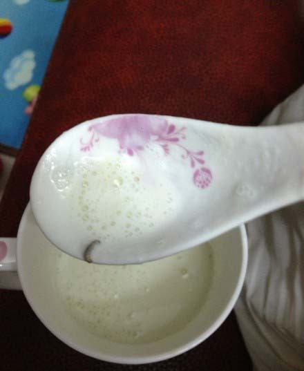 消費者在美贊臣奶粉中吃出蟲子。