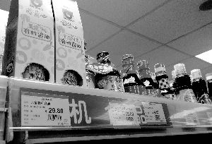 永旺超市里，兒童醬油價格不菲且品種繁多，但買的顧客較少。信息時報記者 郭柯堂 攝