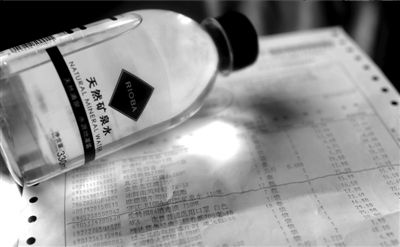 長綠苔的礦泉水和超市購物清單。 京華時報記者 王苡萱 攝