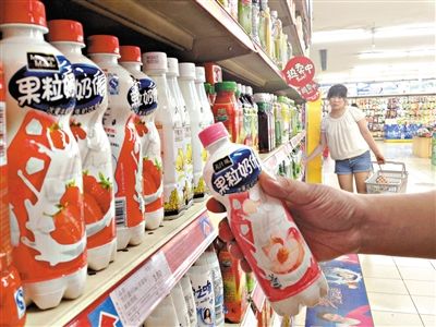 昨日，勁松京客隆超市貨架上，可口可樂果粒奶優(yōu)仍在售。可口可樂公司昨日發(fā)表聲明稱，已使用25公斤可能受到肉毒桿菌污染的乳粉，用于生產個別批次的美汁源果粒奶優(yōu)。新京報記者 韓萌 攝
