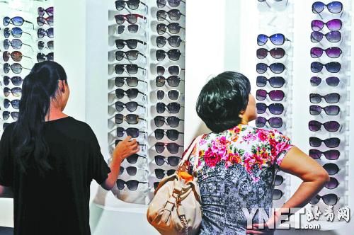 進(jìn)入暑期之后，眼鏡市場迎來了學(xué)生的換鏡高峰