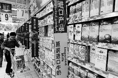 在通州某超市，進(jìn)口奶粉、純牛奶打出“原裝進(jìn)口”的招牌吸引消費(fèi)者購(gòu)買(mǎi) 攝/法制晚報(bào)記者 黑克