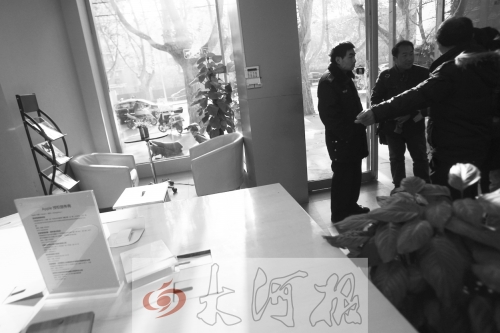 人民路上的這家商店,夜間疑被一男子隔著門縫用長竿偷走一臺蘋果ipad air。