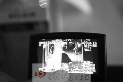 人民路上的這家商店,夜間疑被一男子隔著門縫用長竿偷走一臺蘋果ipad air。