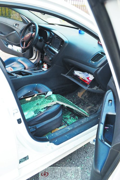 車玻璃被砸碎，車內(nèi)被翻動(dòng)。