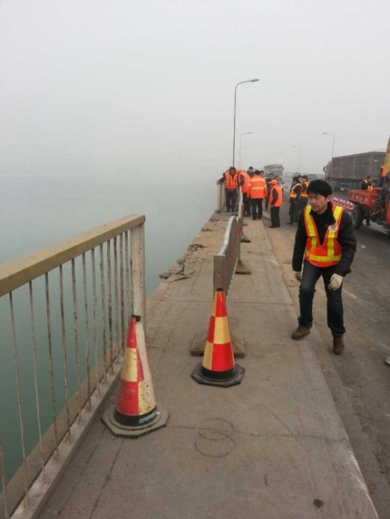黃河三門(mén)峽公路大橋發(fā)生車輛墜橋事故 2人落水