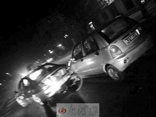 撞上出租車(chē)QQ才停下，兩車(chē)間還夾著一輛自行車(chē)。