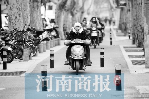 金水路防疫路附近，路樁間距很小，電動車經(jīng)過時要很小心才能避開