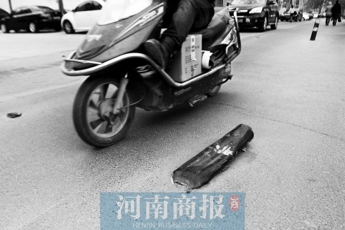 金水路上，一根路樁被撞倒