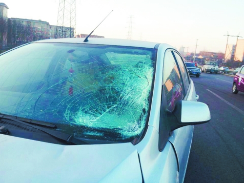 肇事轎車前擋風(fēng)玻璃上，留著清晰的撞擊痕跡。