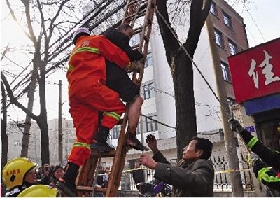 老漢右腿燒傷，樹(shù)下扔了一只燒焦的鞋