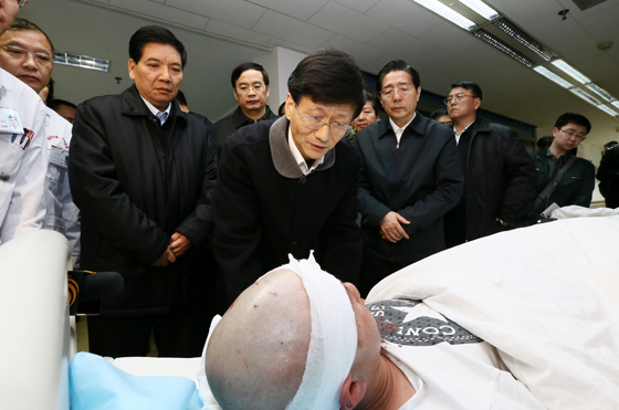 中共中央政治局委員、中央政法委書記孟建柱率工作組2日晨5時(shí)30分抵達(dá)昆明。一下飛機(jī),孟建柱就立即趕往