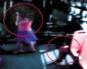去年10月份的一天，一名女乘客打著電話下了車，包丟在了車上。(翻拍視頻)