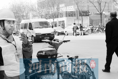  燃?xì)庑孤?消防員演習(xí)變實(shí)戰(zhàn)。而幾米外,有工作人員在抽煙