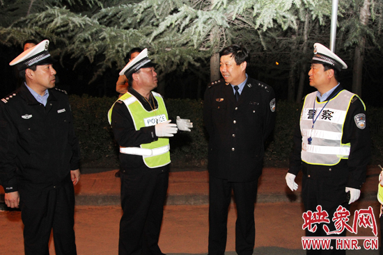 該支隊(duì)支隊(duì)長石軍(左二)、政委周西漢（左一）在向省總隊(duì)督導(dǎo)組匯報(bào)整治酒駕時(shí)的情景。