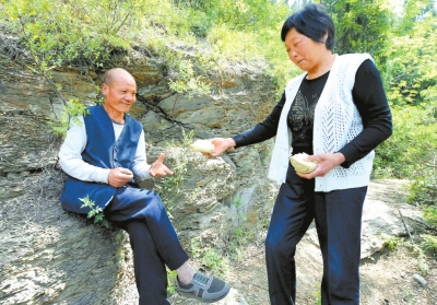 5月5日，馬英為上山放牛的劉五送干糧。