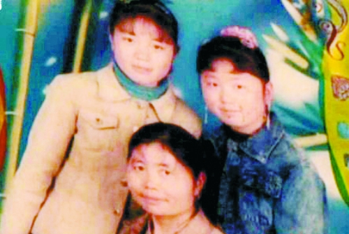 兩個女兒已長大成人,妻子也已歸來,這個分離12年的家庭,離幸福越來越近(翻拍)。